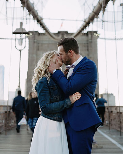 couple mariés sur pont de Brooklyn